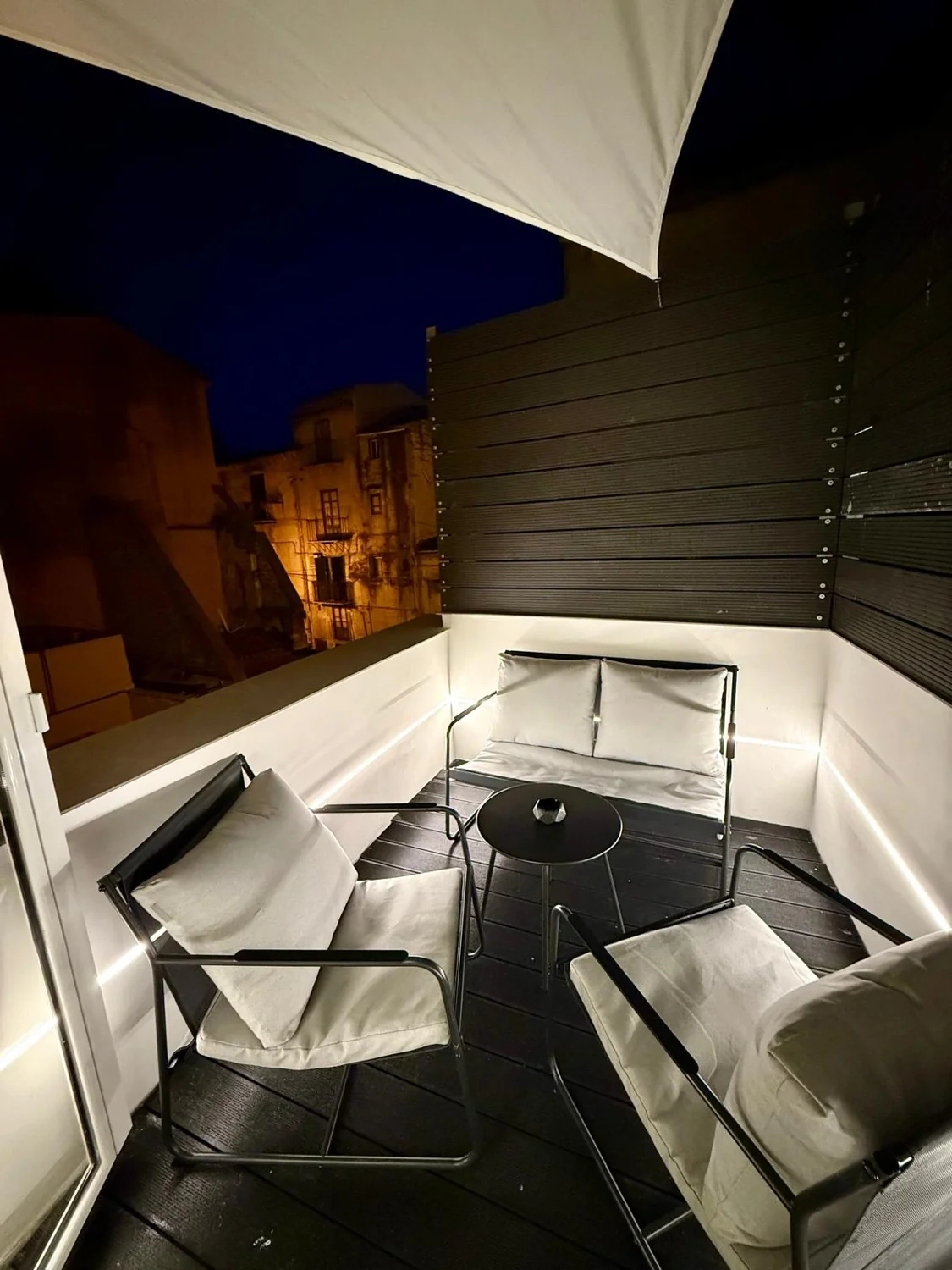 Terrazza arredata di sera