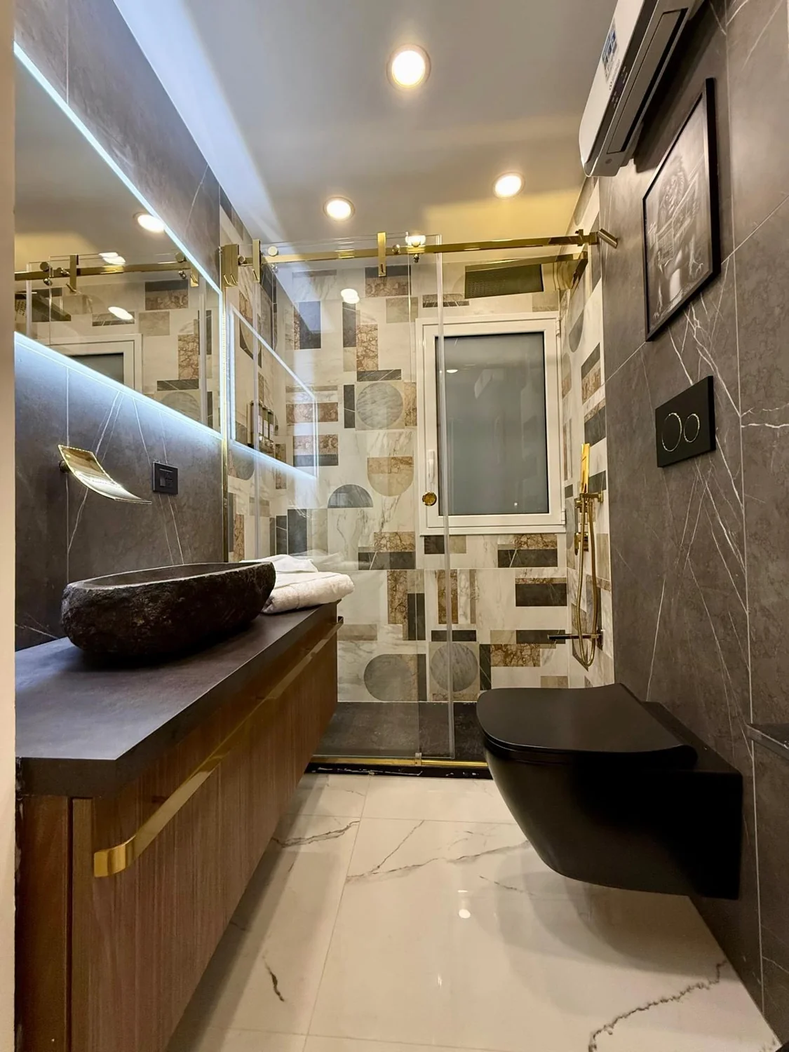 Bagno con lavabo in pietra e doccia
