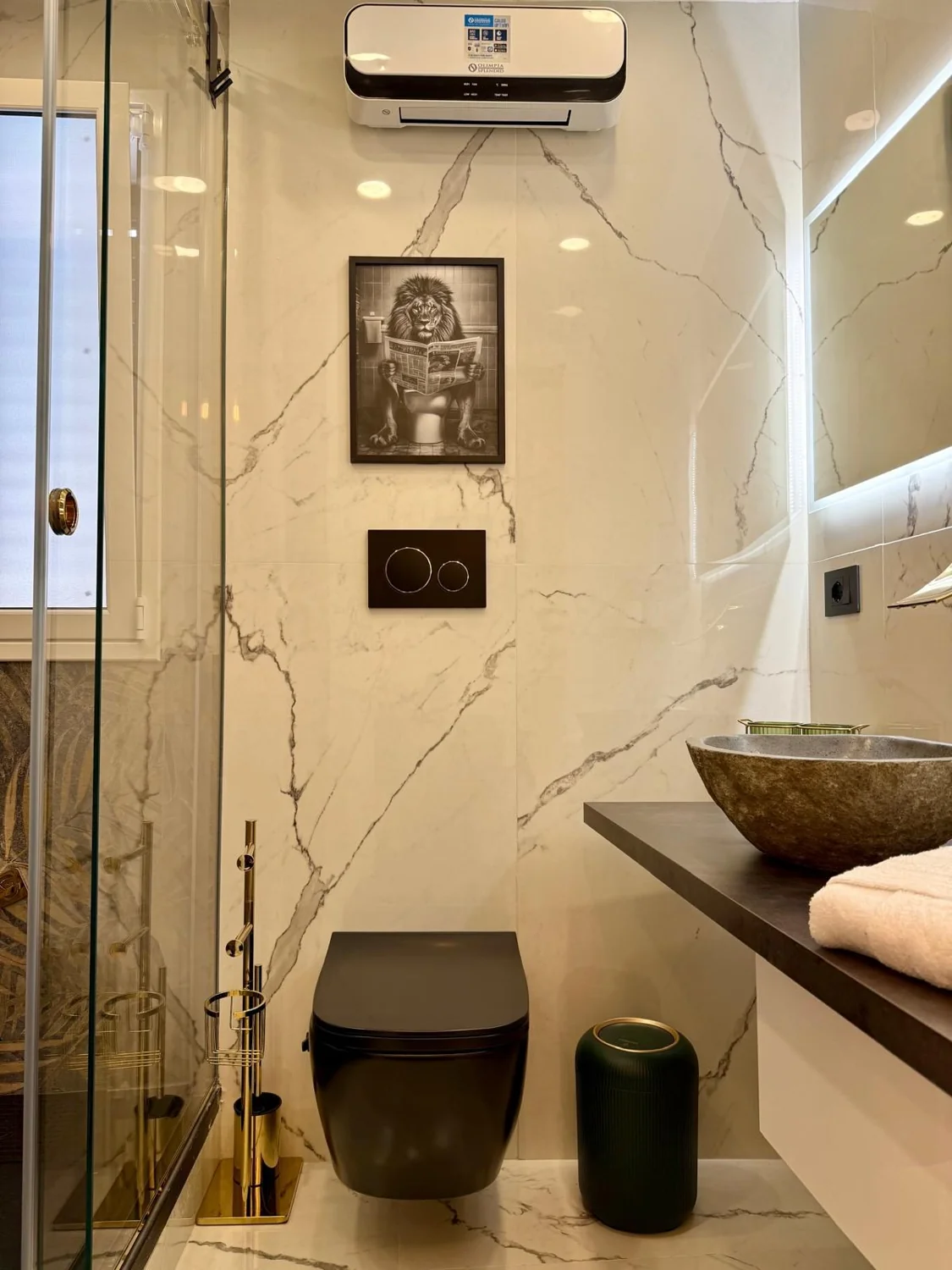 Bagno con rivestimenti chiari