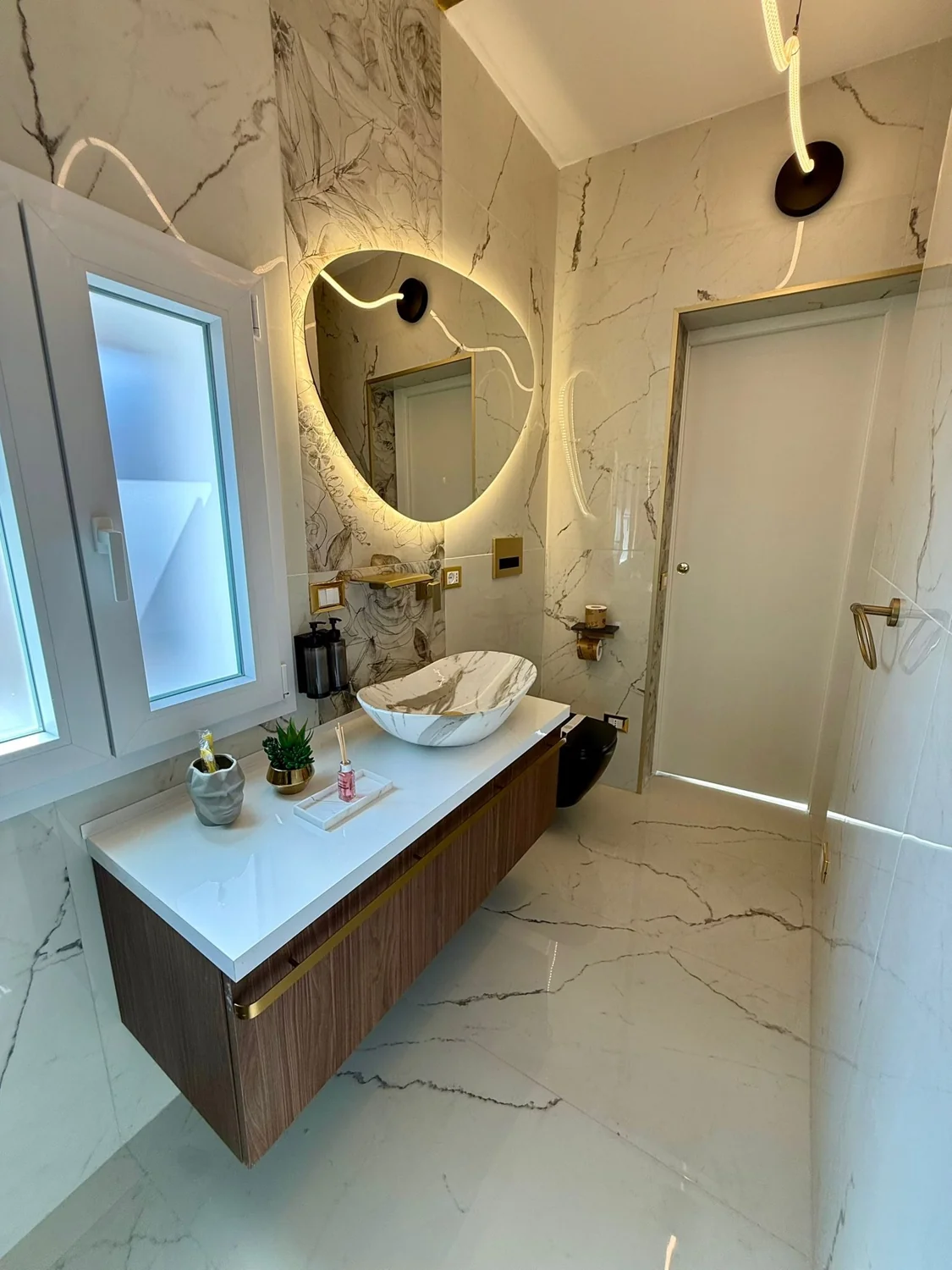 Mobile bagno e specchio illuminato