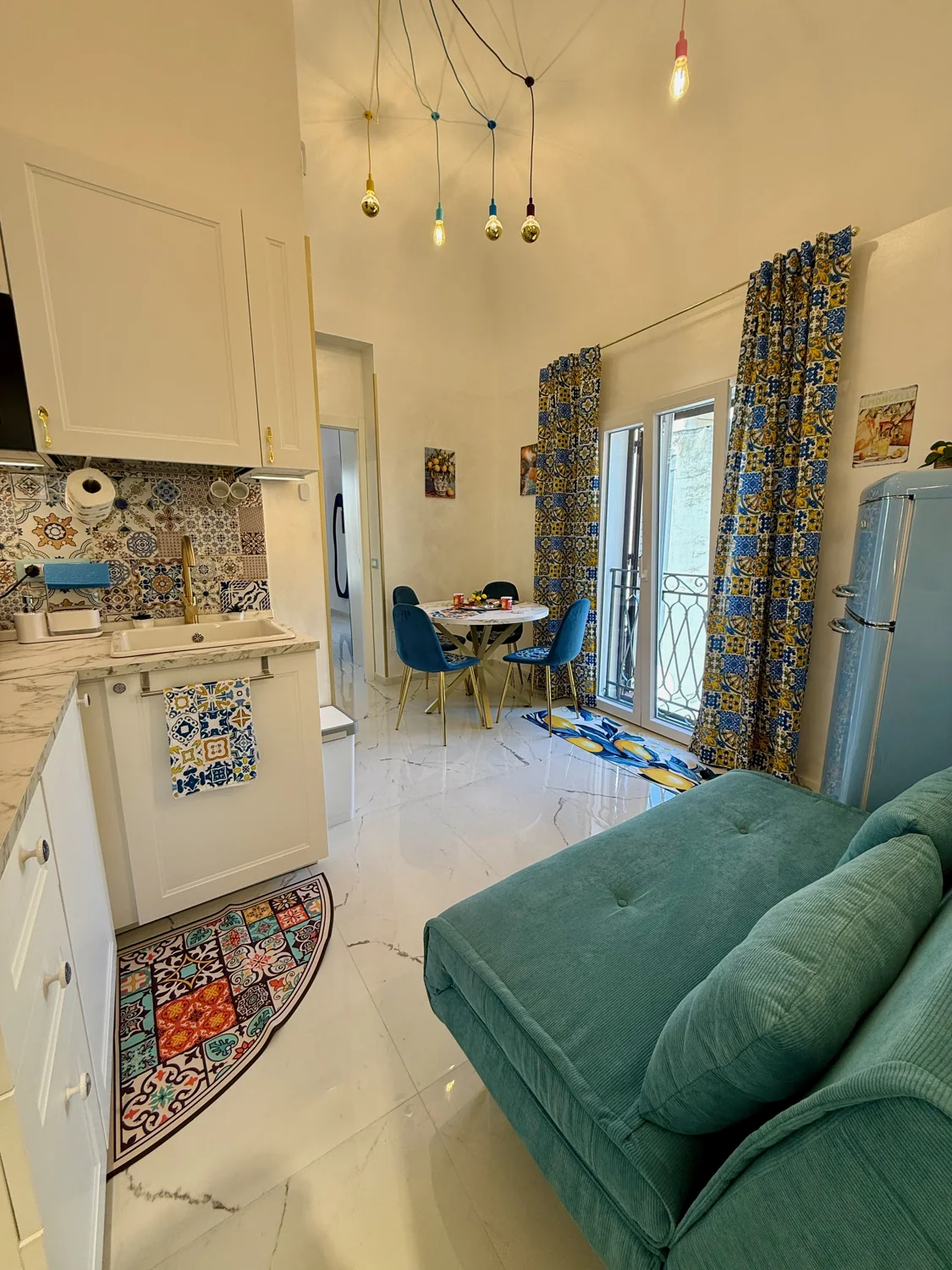 Cucina, tavolo e zona relax