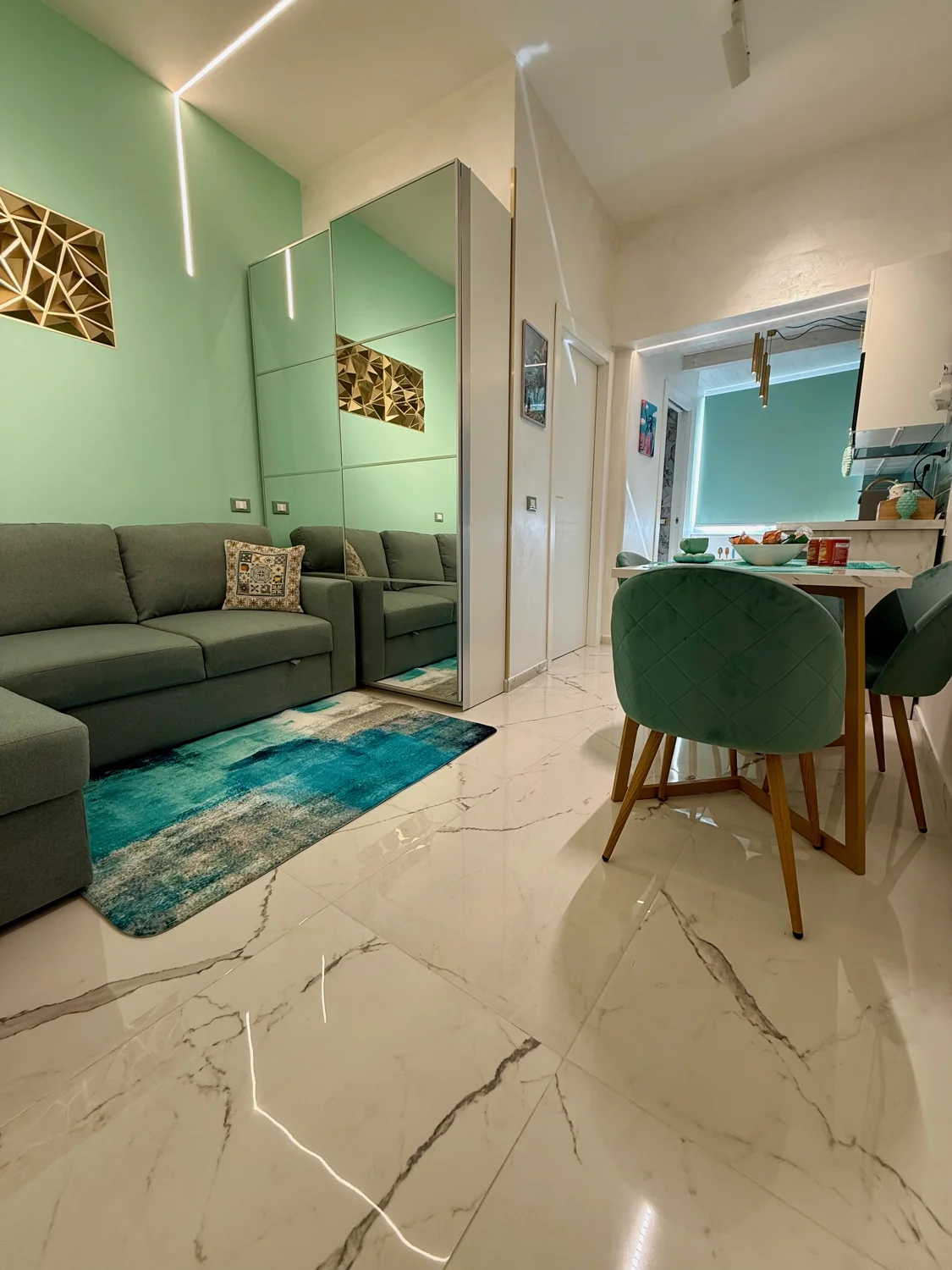 Ambiente finito a Ballarò: verde, marmo chiaro e arredi coordinati